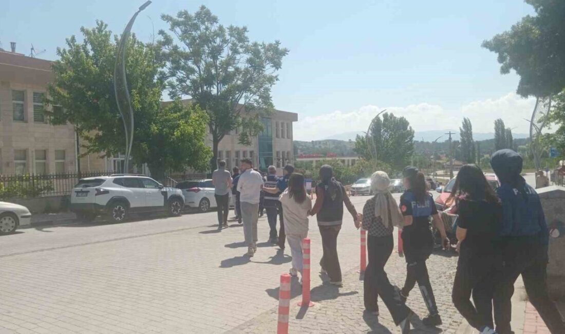 Kütahya’nın Gediz ilçesinde polisin uyuşturucu kullanıcılarına yönelik düzenlediği operasyonda gözaltına