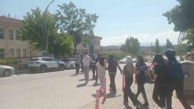 Kütahya’nın Gediz ilçesinde polisin uyuşturucu kullanıcılarına yönelik düzenlediği operasyonda gözaltına
