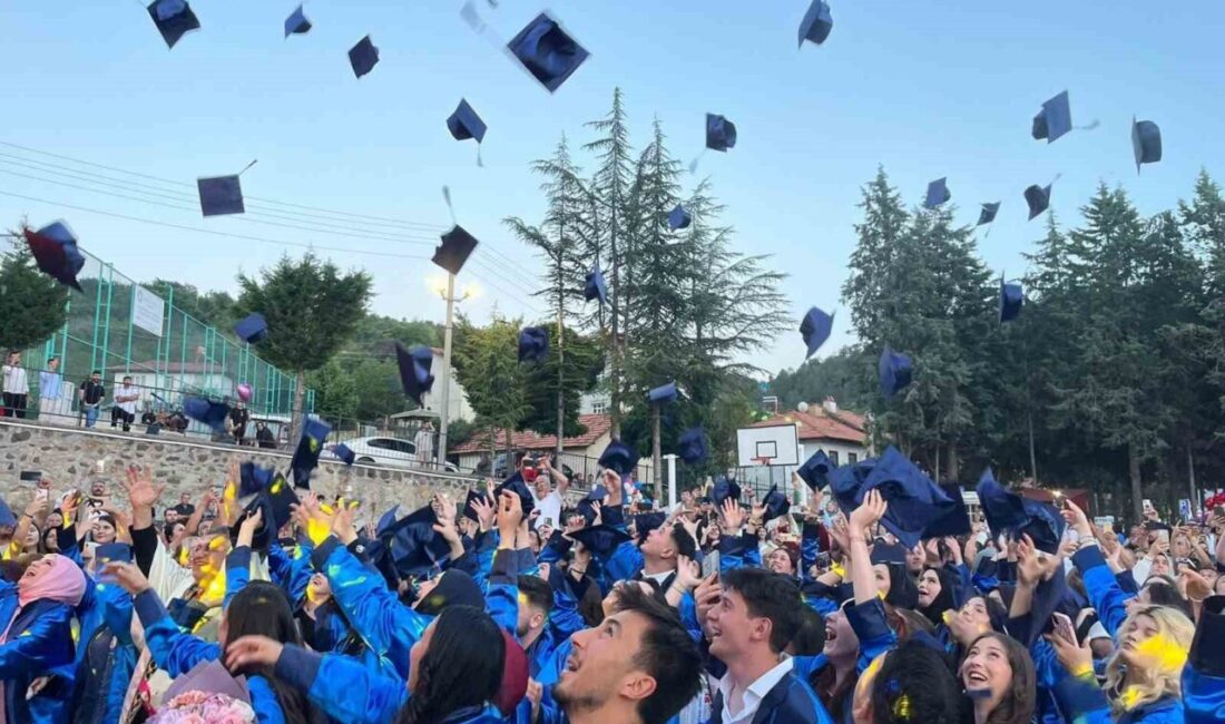 Kütahya Dumlupınar Üniversitesi Şaphane Meslek Yüksekokulu’ndan (MYO) mezun olan öğrencileri