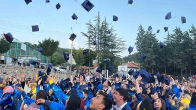 Kütahya Dumlupınar Üniversitesi Şaphane Meslek Yüksekokulu’ndan (MYO) mezun olan öğrencileri