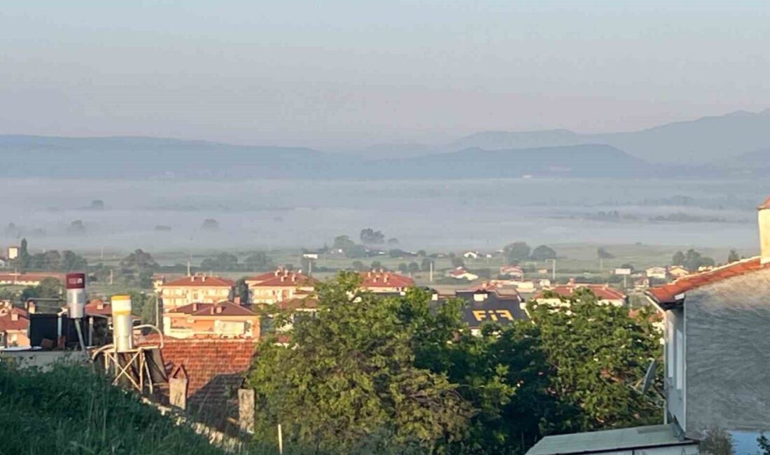 Kütahya’nın Tavşanlı ilçesinde sabah saatlerinde etkili olan yoğun sis, doğa