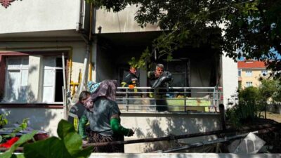 Kütahya’nın Tavşanlı ilçesinde bir apartman dairesinin balkonunda çıkan yangın, itfaiye