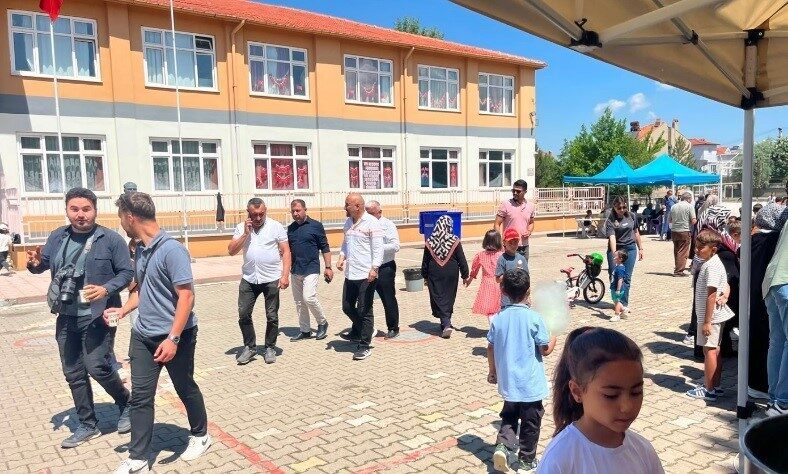Kütahya’nın Tavşanlı ilçesine bağlı Dağçeşme Mahallesi’ndeki okulun bahçesinde, Dağçeşme İlkokulu’nun