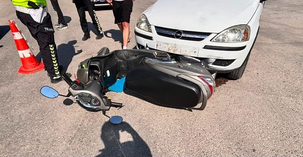 Kütahya’nın Tavşanlı ilçesinde otomobil ile motosikletin çarpışması sonucu meydana gelen