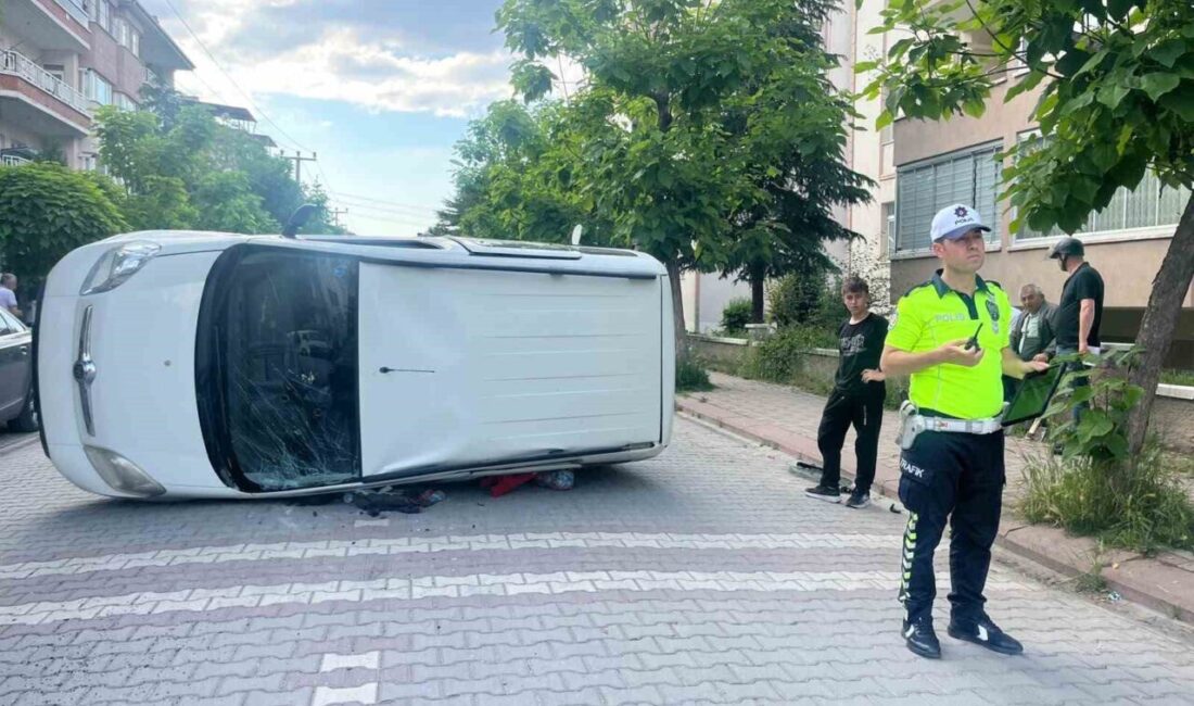 Kütahya’nın Tavşanlı ilçesinde kavşakta çarpışan araçlardan bir devrilerek yan yatarken,