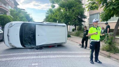 Kütahya’nın Tavşanlı ilçesinde kavşakta çarpışan araçlardan bir devrilerek yan yatarken,