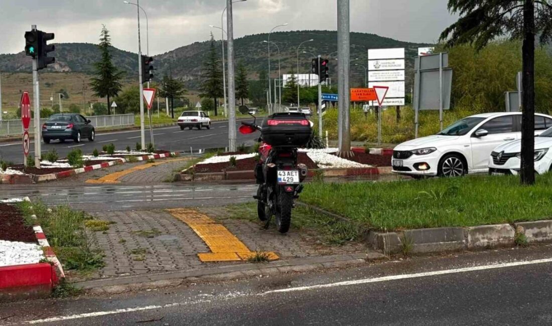 Kütahya’nın Tavşanlı ilçesinde meydana gelen kazada otomobille çarpışan motosikletli yaralandı.