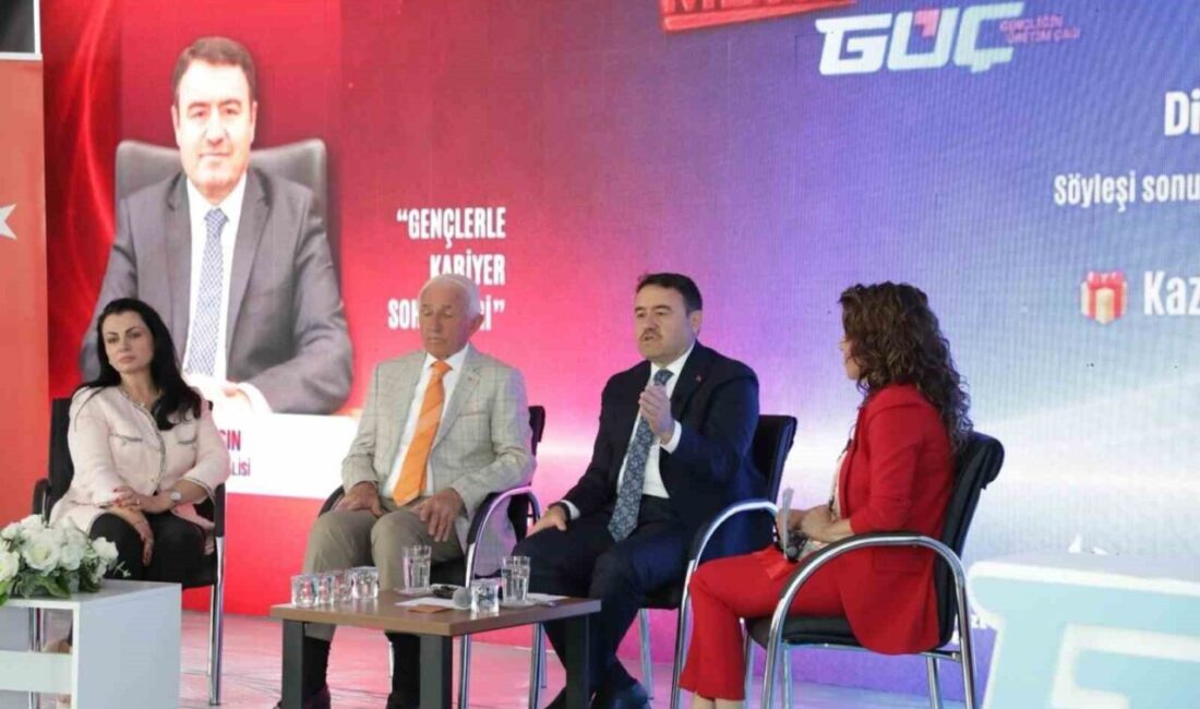 Kütahya Valisi Musa Işın, gençlerle bir araya geldiği Kariyer Sohbetleri