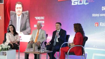 Kütahya Valisi Musa Işın, gençlerle bir araya geldiği Kariyer Sohbetleri